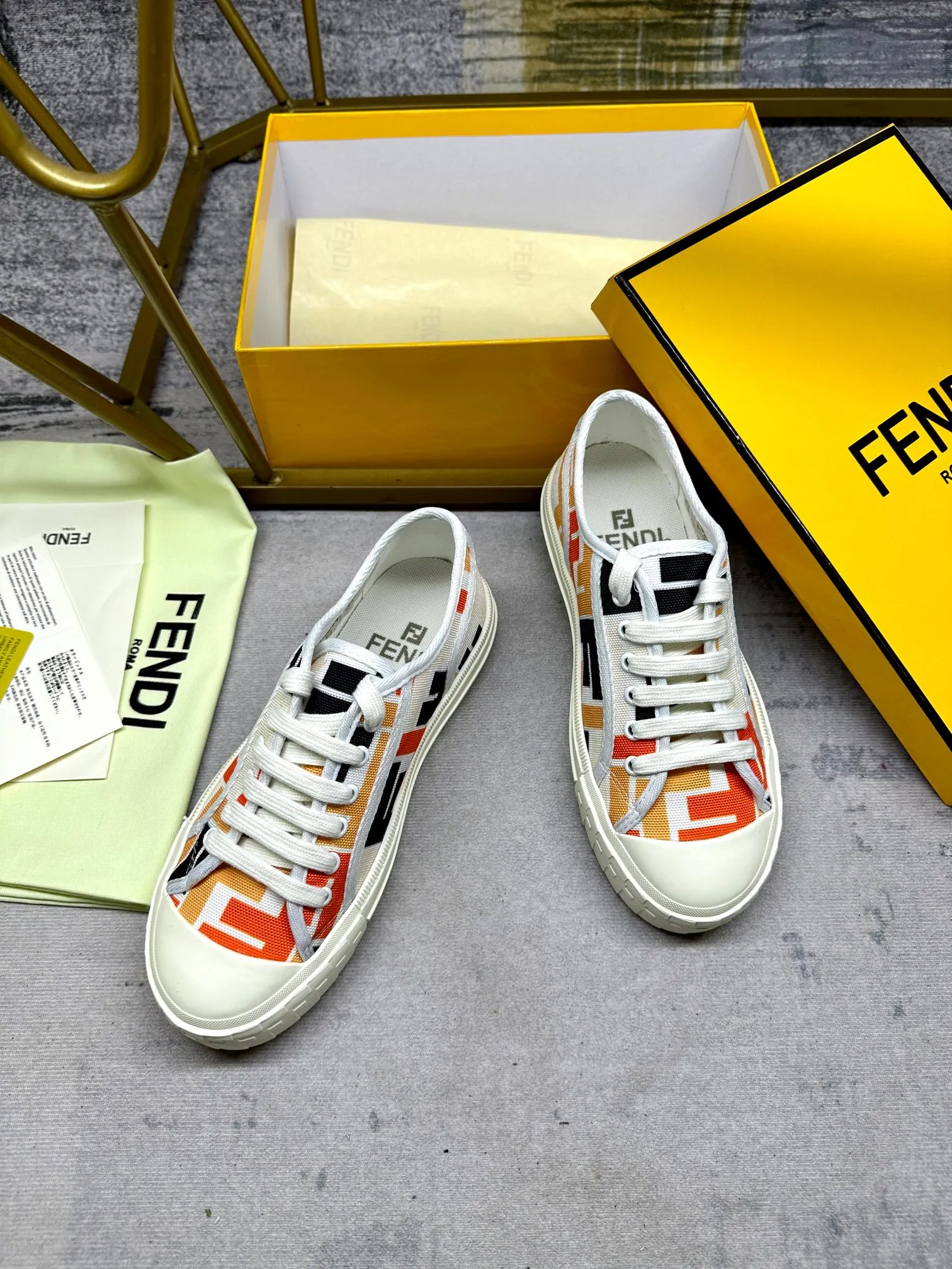 Couple style 💰460❤️Fendi Fendi's latest couple canvas shoes ❑ Fabric: Original customized imported jacquard canvas material ❑ Inner lining: Imported canvas material ❑ Sole: Original molded non-slip TPU outsole ❑ Bottom thickness: 2.5cm ❑ Size: Women's 35-40/Men's 39-45